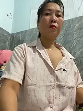 Snapshot of Linaannn chatting on December 17, 2025, 12:15 am Linaannn online show from December 17, 2025, 12:15 am