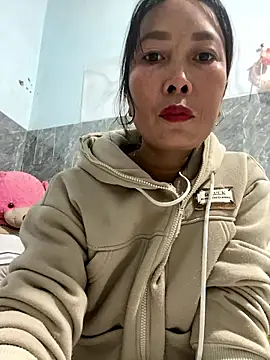 Snapshot of Linaannn chatting on January 7, 2026, 11:43 pm Linaannn online show from January 7, 2026, 11:43 pm