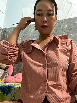 Snapshot of Linaannn chatting on January 12, 2026, 11:53 pm Linaannn online show from January 12, 2026, 11:53 pm