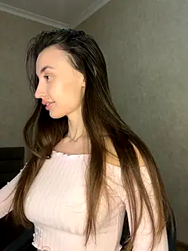 Polli Kiss online show from December 16, 2025, 4:22 pm