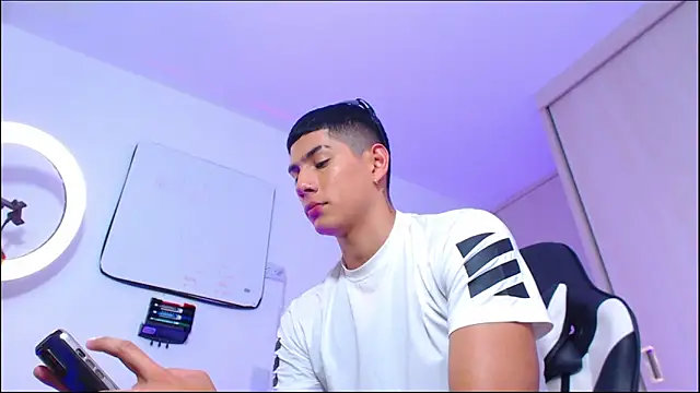 Snapshot of Valerio_20 chatting on May 21, 2026, 10:18 pm Valerio 20 online show from May 21, 2026, 10:18 pm