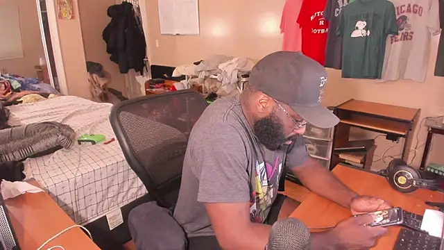 Snapshot of MrChuckDailyXXX chatting on October 9, 2025, 10:54 pm MrChuckDailyXXX online show from October 9, 2025, 10:54 pm