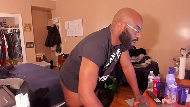 Snapshot of MrChuckDailyXXX chatting on February 6, 2025, 8:50 am MrChuckDailyXXX online show from February 6, 2025, 8:50 am