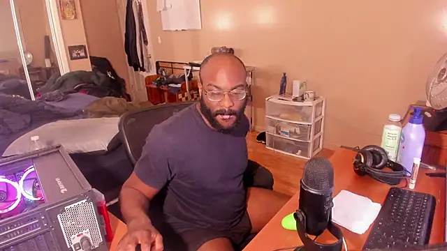 Snapshot of MrChuckDailyXXX chatting on January 21, 2025, 7:37 am MrChuckDailyXXX online show from January 21, 2025, 7:37 am