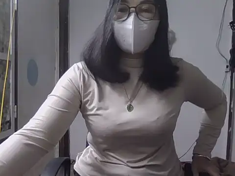 JuliaCiona online show from November 18, 2025, 3:54 am