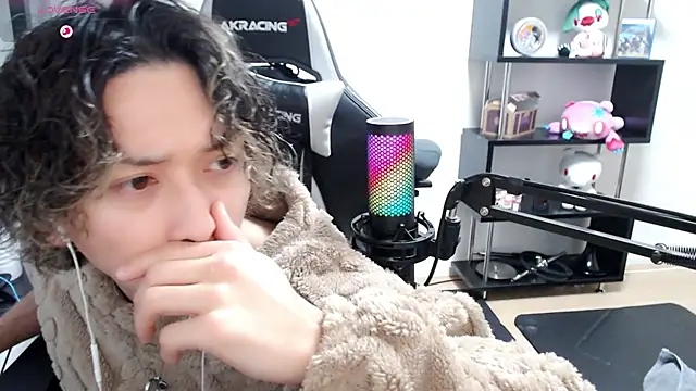 Shizukuu online show from March 15, 2025, 3:27 pm