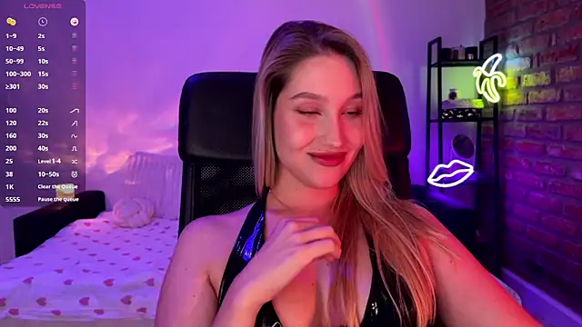 Snapshot of shy_beee chatting on October 3, 2025, 10:55 pm shy beee online show from October 3, 2025, 10:55 pm