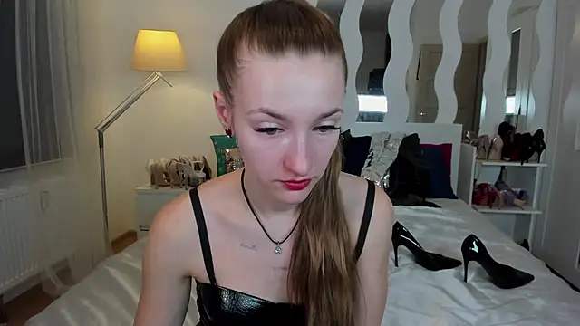 KateRedgar online show from March 19, 2025, 6:01 pm