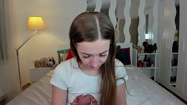 KateRedgar online show from March 18, 2025, 4:50 pm