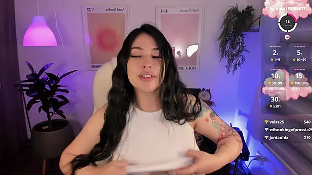 Snapshot of Roxana_02 chatting on January 1, 2025, 6:05 am Roxana 02 online show from January 1, 2025, 6:05 am