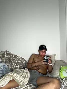 AdrianUquillas online show from May 5, 2026, 9:40 pm