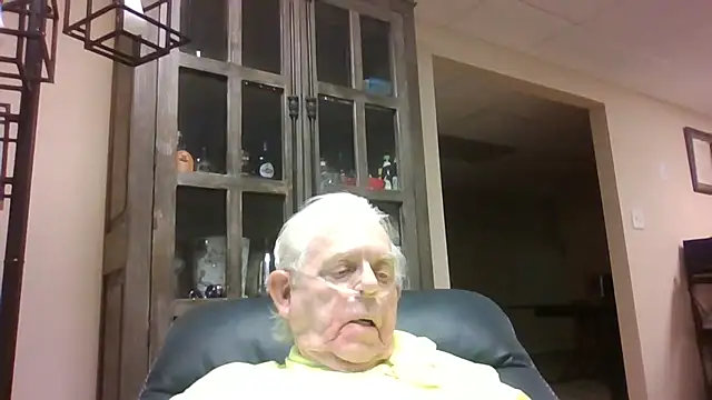 Snapshot of bootlegmanz chatting on April 5, 2026, 8:15 pm bootlegmanz online show from April 5, 2026, 8:15 pm