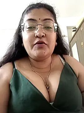 Snapshot of LAVERNIYA_ chatting on September 15, 2025, 5:30 am LAVERNIYA online show from September 15, 2025, 5:30 am