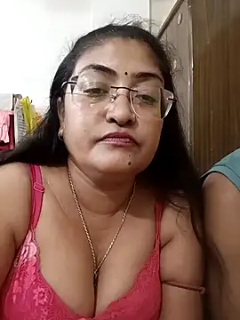 Snapshot of LAVERNIYA_ chatting on November 9, 2025, 6:56 pm LAVERNIYA online show from November 9, 2025, 6:56 pm