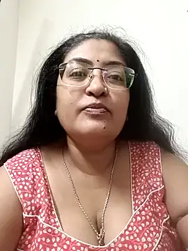 Snapshot of LAVERNIYA_ chatting on November 6, 2025, 5:44 am LAVERNIYA online show from November 6, 2025, 5:44 am