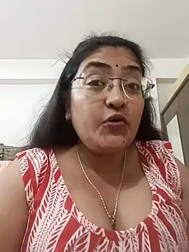 Snapshot of LAVERNIYA_ chatting on November 12, 2025, 10:52 am LAVERNIYA online show from November 12, 2025, 10:52 am