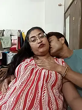 Snapshot of LAVERNIYA_ chatting on November 8, 2025, 6:55 pm LAVERNIYA online show from November 8, 2025, 6:55 pm