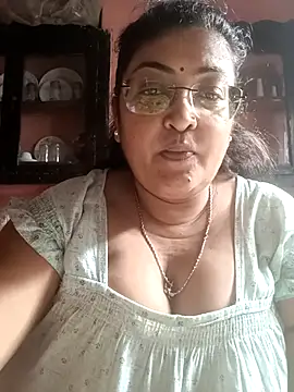 Snapshot of LAVERNIYA_ chatting on November 2, 2025, 5:56 am LAVERNIYA online show from November 2, 2025, 5:56 am