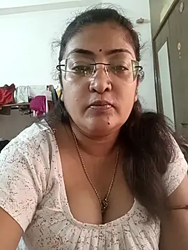 Snapshot of LAVERNIYA_ chatting on November 4, 2025, 5:22 am LAVERNIYA online show from November 4, 2025, 5:22 am