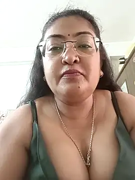 Snapshot of LAVERNIYA_ chatting on September 10, 2025, 5:50 am LAVERNIYA online show from September 10, 2025, 5:50 am