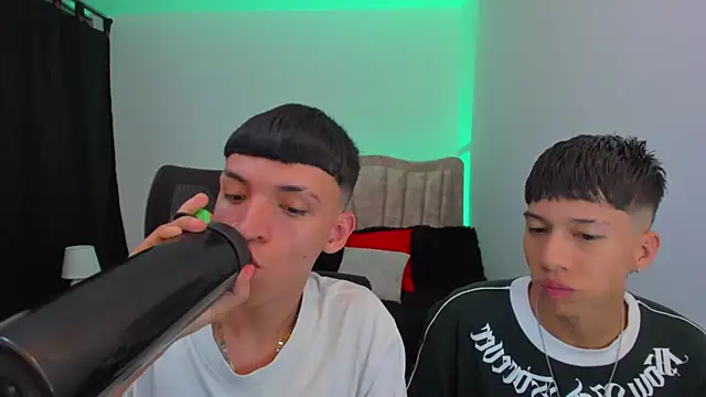 Snapshot of Juan_Nd_Steven chatting on October 3, 2025, 4:14 am Juan Nd Steven online show from October 3, 2025, 4:14 am