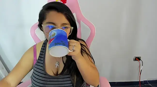Snapshot of _Angelinaandrade_ chatting on February 5, 2025, 8:04 pm Angelinaandrade online show from February 5, 2025, 8:04 pm