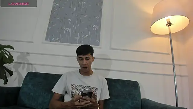 Snapshot of Lucian_Davi chatting on February 20, 2025, 12:25 pm Lucian Davi online show from February 20, 2025, 12:25 pm