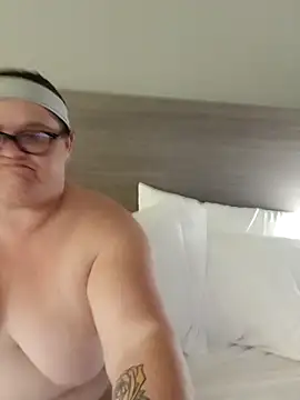 Snapshot of mcv131985 chatting on November 4, 2025, 5:33 am mcv131985 online show from November 4, 2025, 5:33 am