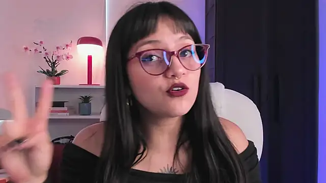 nahiapaws online show from April 4, 2026, 8:37 pm