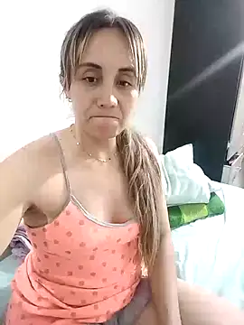 Snapshot of Isabel23zr chatting on January 7, 2025, 4:39 am Isabel23zr online show from January 7, 2025, 4:39 am