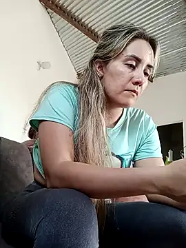 Snapshot of Isabel23zr chatting on September 22, 2025, 9:54 pm Isabel23zr online show from September 22, 2025, 9:54 pm