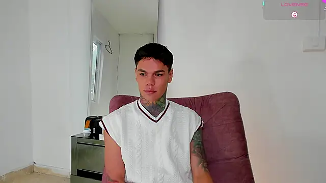 Jordyrodriiguez online show from October 14, 2025, 1:12 pm