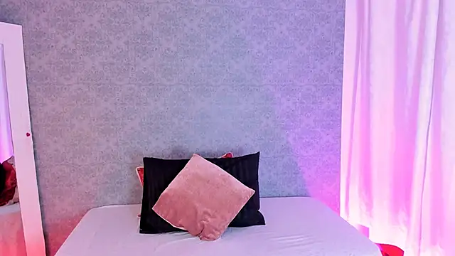 Snapshot of CatrinaRossi chatting on February 5, 2025, 8:46 pm CatrinaRossi online show from February 5, 2025, 8:46 pm