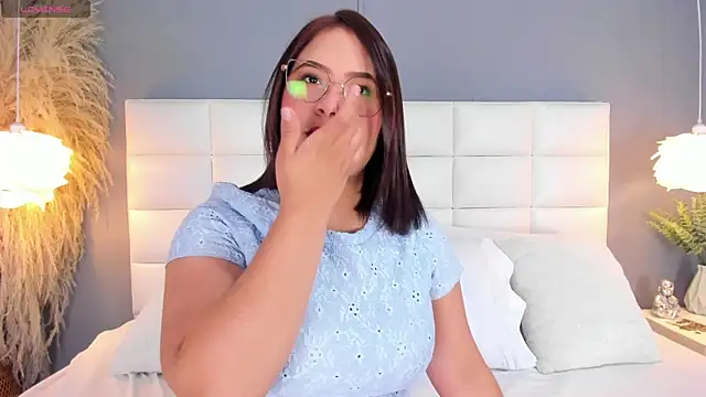 HannaKarson online show from November 18, 2025, 11:35 am