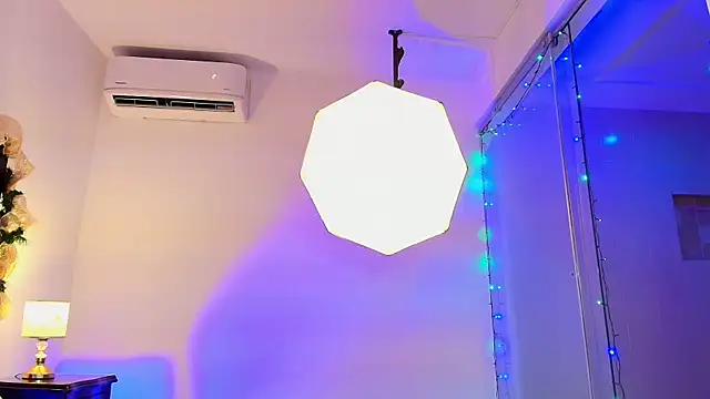 MOLLYWOODD online show from December 17, 2025, 10:15 pm