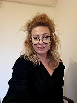 Snapshot of Selenna_emma chatting on October 2, 2025, 1:47 pm Selenna emma online show from October 2, 2025, 1:47 pm