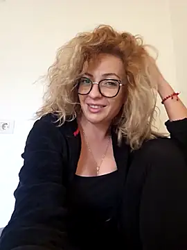 Snapshot of Selenna_emma chatting on September 17, 2025, 11:34 am Selenna emma online show from September 17, 2025, 11:34 am