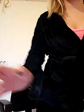 Snapshot of Selenna_emma chatting on October 6, 2025, 12:39 pm Selenna emma online show from October 6, 2025, 12:39 pm