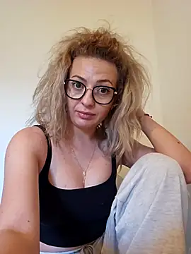 Snapshot of Selenna_emma chatting on September 15, 2025, 2:28 pm Selenna emma online show from September 15, 2025, 2:28 pm