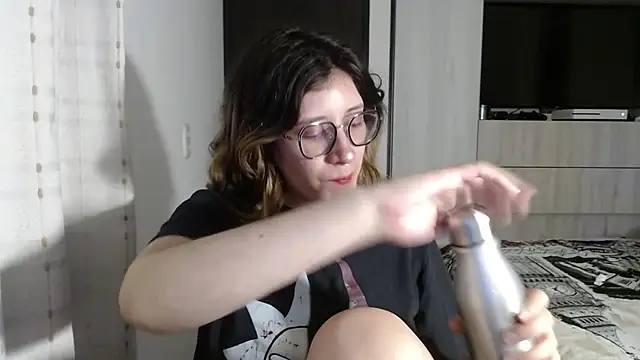 Snapshot of mariana124- chatting on December 18, 2024, 6:03 pm mariana124- online show from December 18, 2024, 6:03 pm