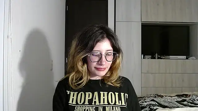 Snapshot of mariana124- chatting on December 17, 2024, 9:05 pm mariana124- online show from December 17, 2024, 9:05 pm