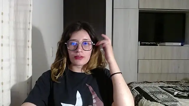 Snapshot of mariana124- chatting on December 18, 2024, 9:08 pm mariana124- online show from December 18, 2024, 9:08 pm