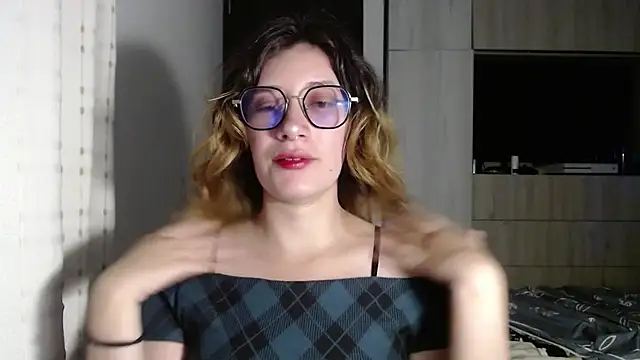 Snapshot of mariana124- chatting on December 20, 2024, 2:37 pm mariana124- online show from December 20, 2024, 2:37 pm