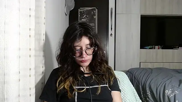 Snapshot of mariana124- chatting on September 18, 2025, 1:30 am mariana124- online show from September 18, 2025, 1:30 am