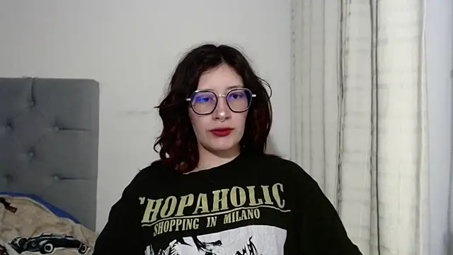 Snapshot of mariana124- chatting on January 7, 2025, 6:24 pm mariana124- online show from January 7, 2025, 6:24 pm