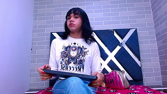 Snapshot of AndreaGil_ chatting on September 23, 2025, 7:54 pm AndreaGil online show from September 23, 2025, 7:54 pm