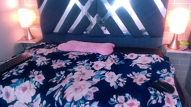 Snapshot of AndreaGil_ chatting on February 7, 2025, 6:02 pm AndreaGil online show from February 7, 2025, 6:02 pm