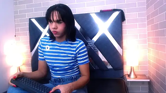 Snapshot of AndreaGil_ chatting on February 18, 2025, 11:00 am AndreaGil online show from February 18, 2025, 11:00 am