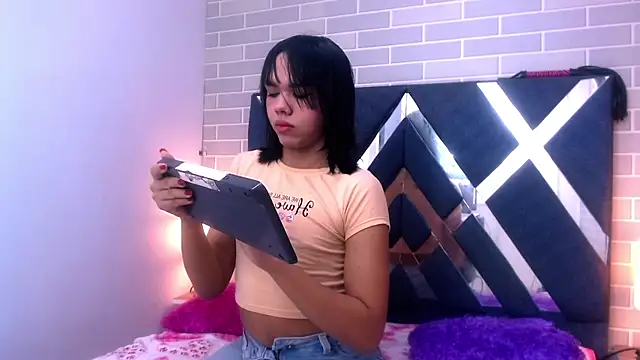 Snapshot of AndreaGil_ chatting on February 12, 2025, 11:40 am AndreaGil online show from February 12, 2025, 11:40 am