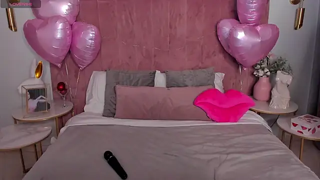 Snapshot of MilaVoxx chatting on February 15, 2026, 5:41 am MilaVoxx online show from February 15, 2026, 5:41 am